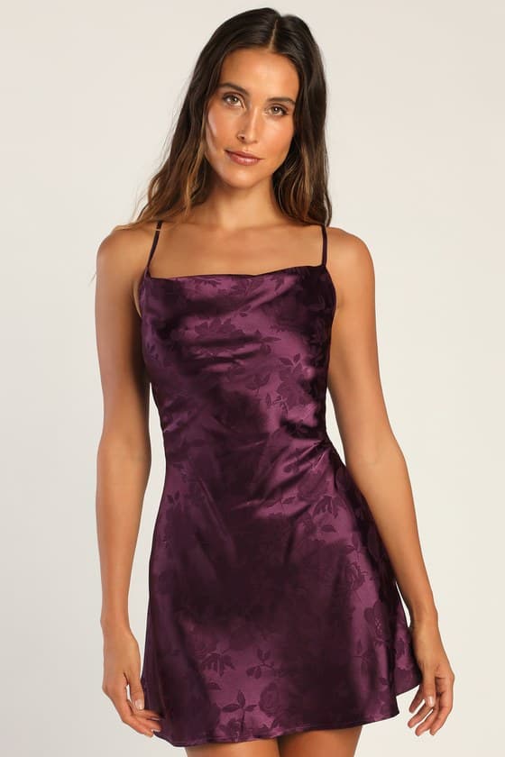 Vestido Close Roxo Ameixa - Sofisticação e Elegância Atemporal